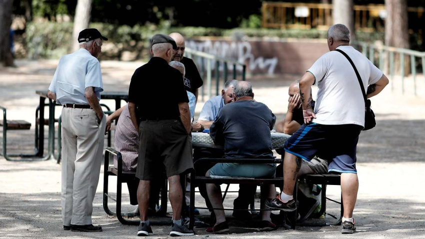 Varios pensionistas jugando a "La Botifarra" en un parque