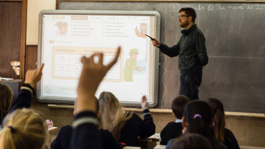 Profesor dando clase