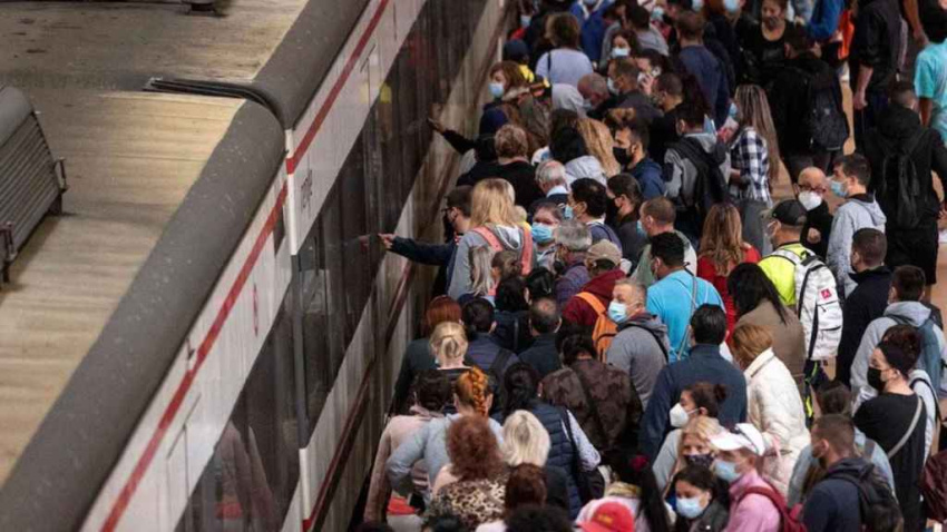 Pasajeros se amontonan para subir a un Rodalies