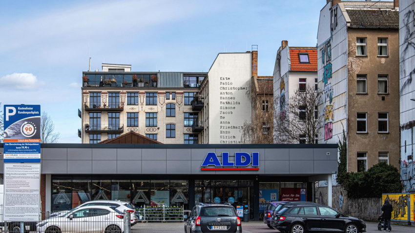 Supermercado ALDI vista exterior y edificios de apartamentos, Schwedter Strasse, Prenzlauer Berg, Berlín, Alemania