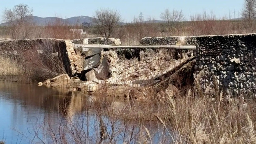 Puente derrumbado sobre el río Gigüela