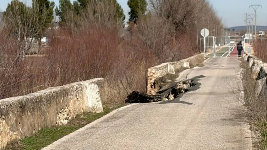 La parte del puente desplomada