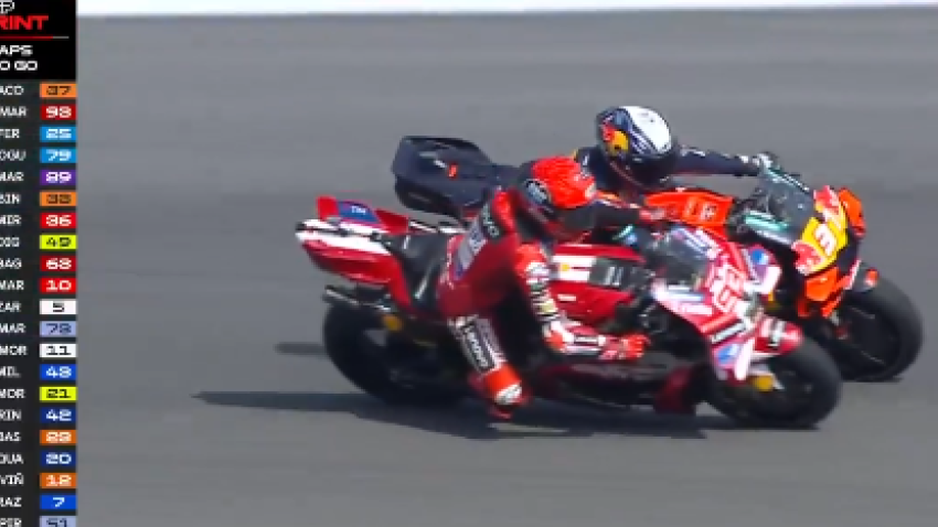 Momento del "toque" entre Acosta y Márquez en el GP de Thailandia