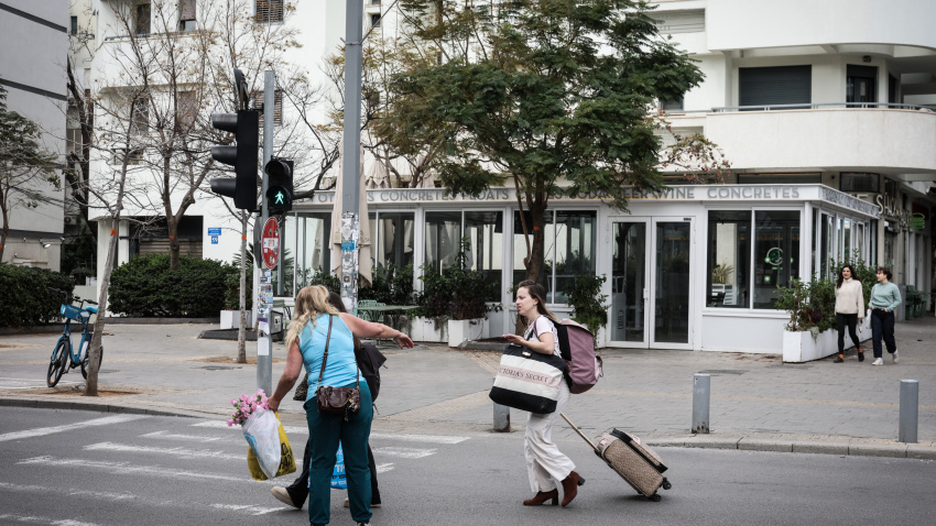 La gente corre a refugiarse tras las alarmas por la llegada de misiles desde Irán