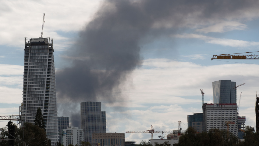 Esta foto, tomada el 28 de febrero de 2026, muestra una densa columna de humo elevándose en Tel Aviv, Israel.