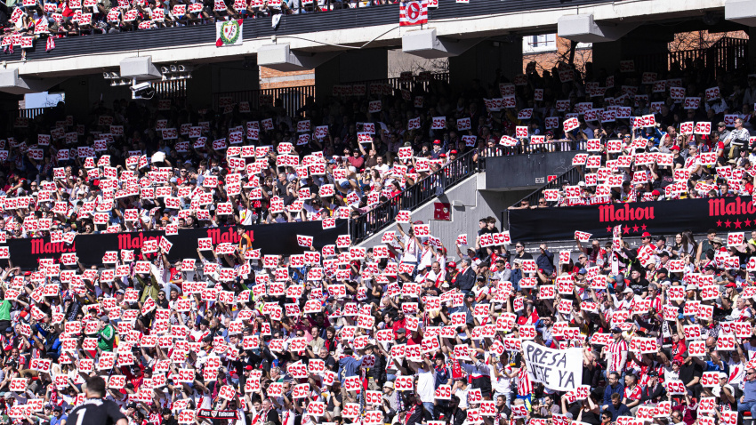Aficionados del Rayo Vallecano sostienen carteles para pedir la salvación del equipo.
