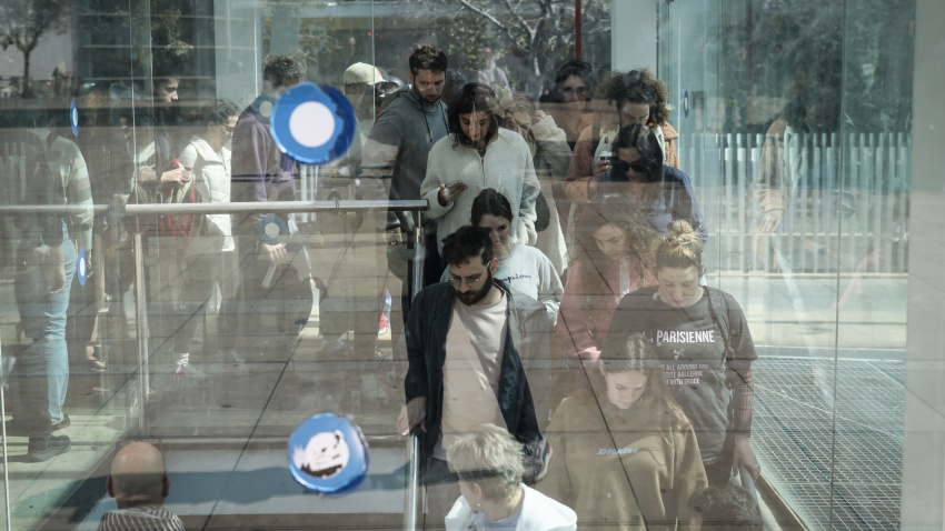 La gente corre a refugiarse tras las alarmas por misiles procedentes de Irán.