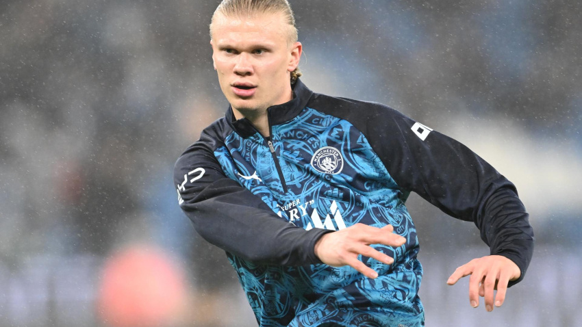Erling Haaland calentando antes de un partido del Manchester City