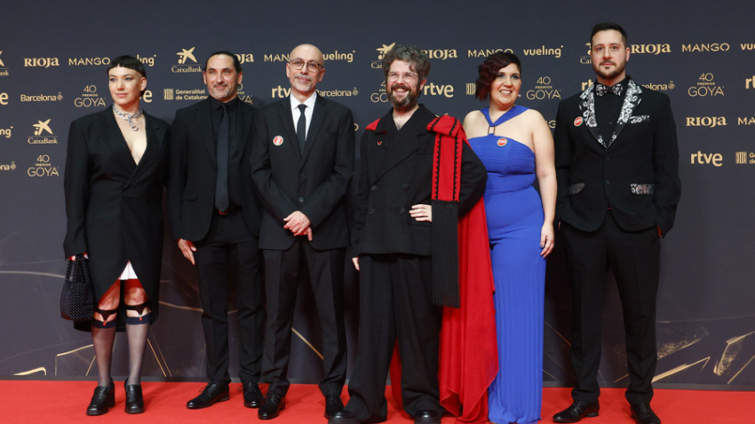 BARCELONA, 28/02/2026.- El equipo de "Carmela" posa a su llegada a la ceremonia de entrega de la 40º edición de los Premios Goya, este sábado en el Auditorio Forum CCIB de Barcelona. EFE/ Quique Garcia