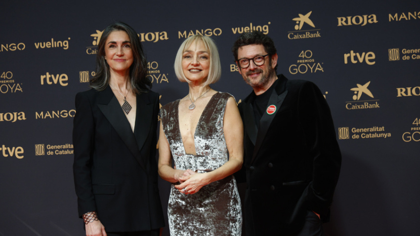 BARCELONA, 28/02/2026.- (i-d) La realizadora Avelina Prat, la actriz portuguesa Maria de Medeiros y el actor Manolo Solo, posan a su llegada a la ceremonia de entrega de la 40º edición de los Premios Goya, este sábado en el Auditorio Forum CCIB de Barcelona. EFE/ Quique Garcia