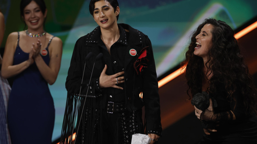 La actriz Alba Flores tras recibir el Goya a mejor canción original por ´Flores para Antonio´, durante la ceremonia de entrega de los Premios Goya