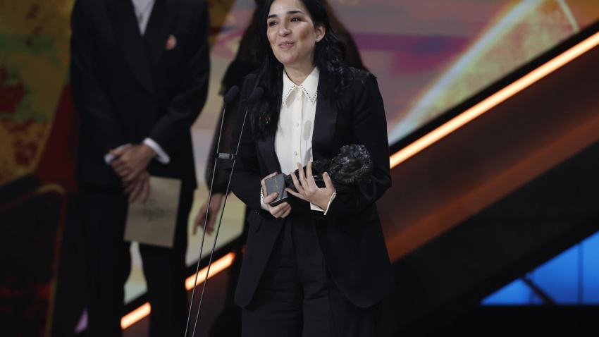 La directora Alauda Ruiz de Azúa recibe el Goya a mejor guion original por su película ´Los domingos´