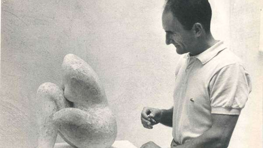 Chillida junto a Forma, expuesta en el Salón de Mai de París