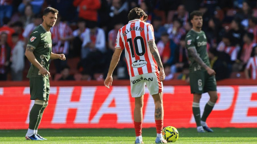 Los jugadores del Sporting-Leganés, con el juego detenido en El Molinón