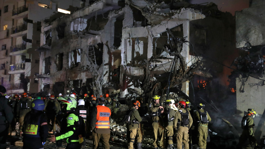 TEL AVIV, March 1, 2026  -- Members of the Israeli security and rescue forces work at the scene where a ballistic missile fired from Iran hit and caused damage in Tel Aviv, Israel, early on March 1, 2026.  The United States and Israel on Saturday launched "major combat operations" against Iran, claiming that the country's Supreme Leader Ayatollah Ali Khamenei had been killed.  Iran retaliated with a series of counterattacks against Israel and U.S. targets across the region.  Late Saturday, at least 20 people were injured in Tel Aviv during Iran's latest round of strikes on Israel, Israel's national emergency service MDA reported. MDA said that a 40-year-old man is in a serious condition with a shrapnel wound.,Image: 1079144930, License: Rights-managed, Restrictions: , Model Release: no, Credit line: Gideon Markowicz / Xinhua News / ContactoPhotoEditorial licence valid only for Spain and 3 MONTHS from the date of the image, then delete it from your archive. For non-editorial and non-licensed use, please contact EUROPA PRESS.01/3/2026 ONLY FOR USE IN SPAIN