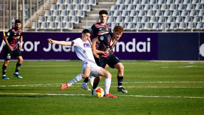 Aitor, jugador del Águilas FC, peleando un balón con un contrario en el centro del campo