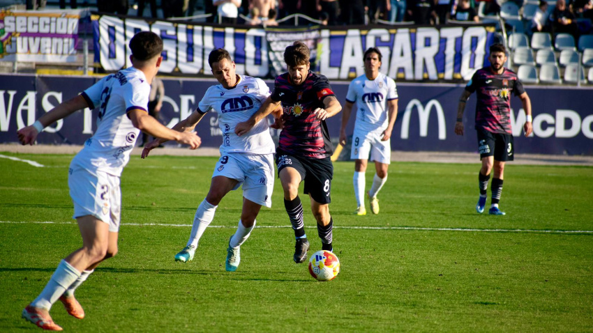 Abenza en carrera con el esférico en la bota