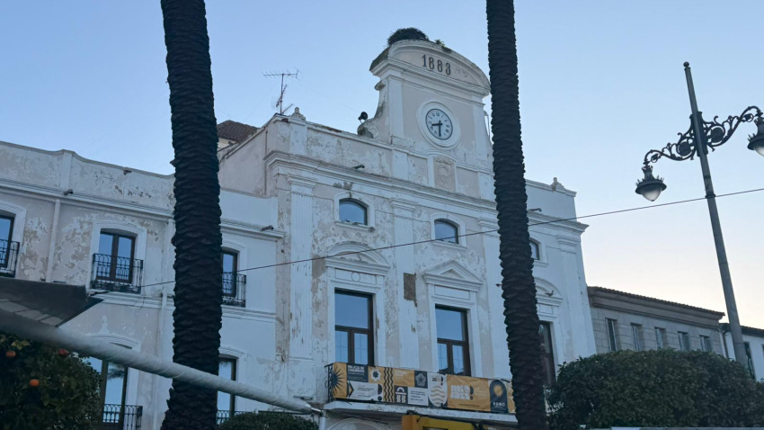 El 'Cañonazo' de la Guerra Civil revive en la fachada del Ayuntamiento de Mérida