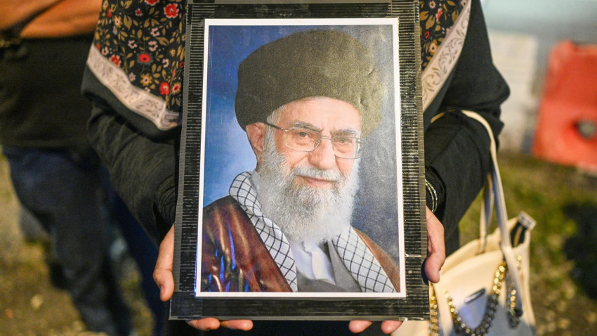 Un manifestante sostiene un retrato del líder supremo iraní, el ayatolá Ali Khamenei, durante una vigilia contra la guerra en solidaridad con Irán frente a la embajada de Estados Unidos en Kuala Lumpur, Malasia.