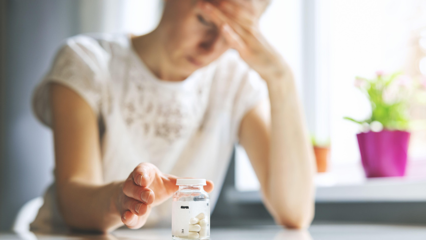 Imagen de recurso de una mujer con migrañas
