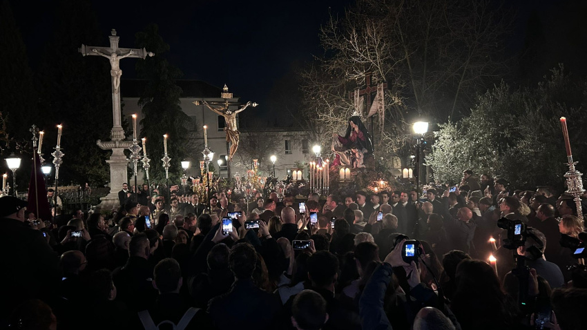 Llegada del Vía Crucis ante el Cristo de los Favores