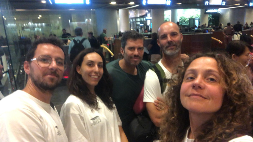 Esperanza Montes y el grupo de amigos con los que está en Omán