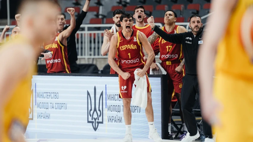 Cárdenas y Nogués celebran una canasta con la Selección Española ante Ucrania