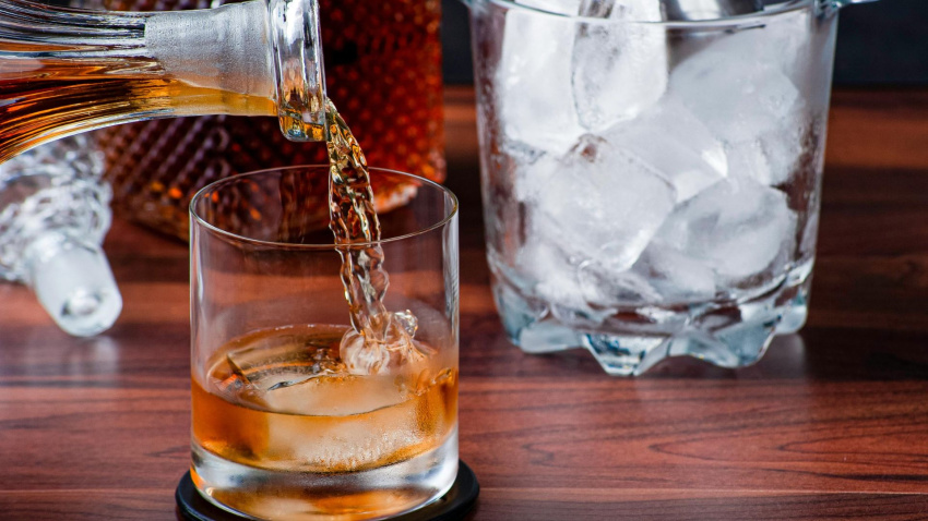 El consejo de Alcohólicos Anónimos es "evitar esa primera copa"