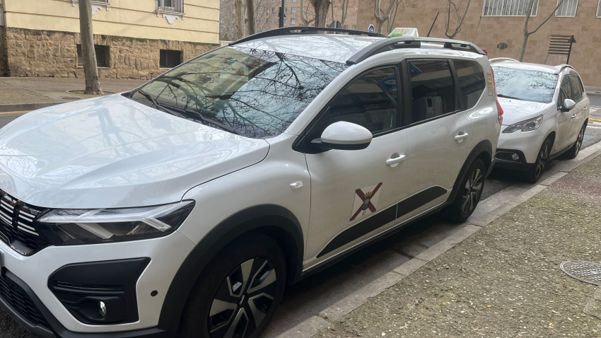 Taxi junto al Ayuntamiento de Logroño