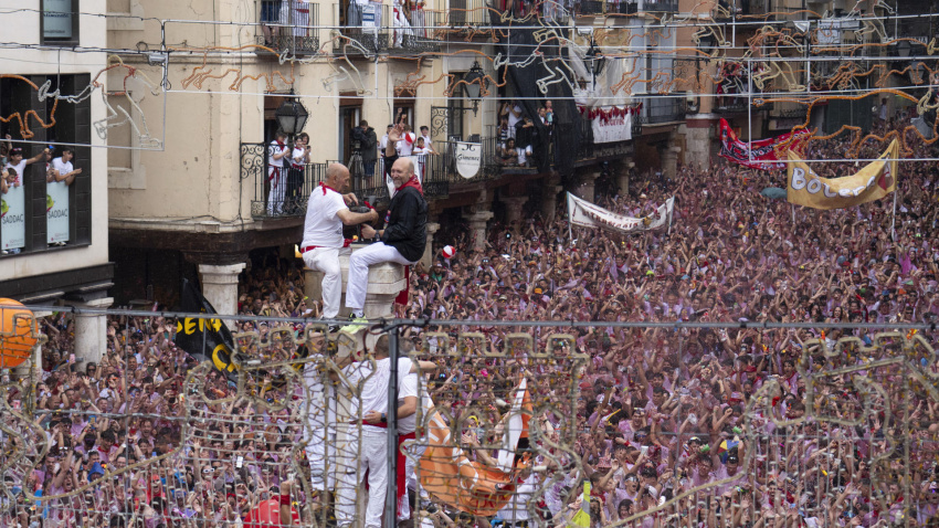 Se coloca el característico pañuelo rojo al Torico de Teruel