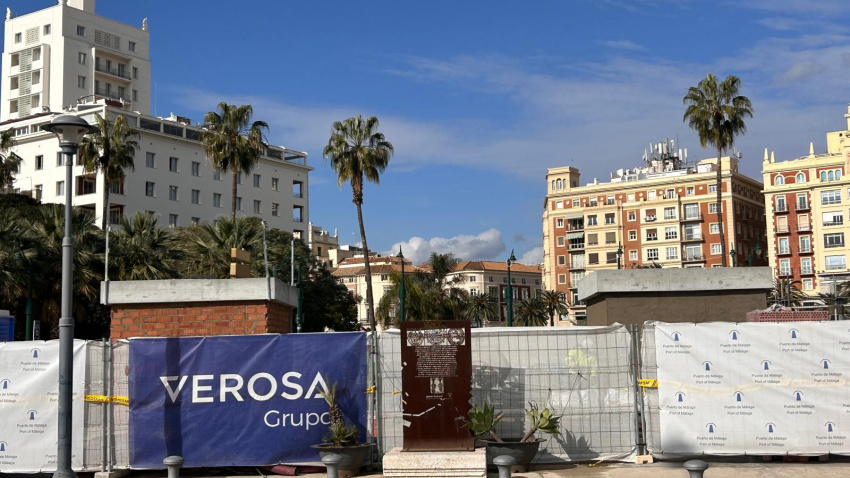 Obra de los pedestales para la instalación de las esculturas en la entrada del Puerto de Málaga