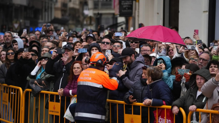 Imagen de archivo de una mascletà afectada por la lluvia