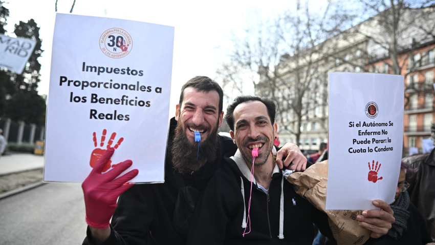 Varias personas participan en la manifestación convocada por la plataforma por la Dignidad de los Autónomos 30N , este lunes en Madrid.EFE/ Fernando Villar