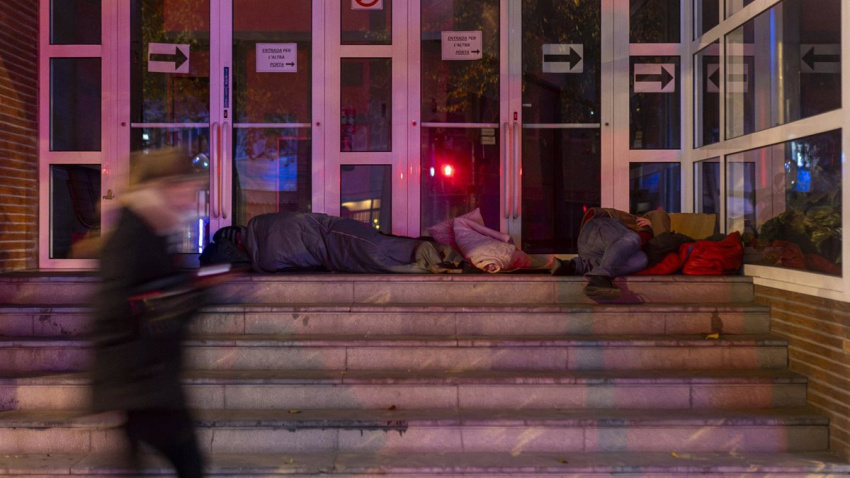 03/12/2025 Una persona sin hogar duerme en la calle, a 3 de diciembre de 2025, en Barcelona (España). Arrels Fundació lleva a cabo la campaña de recuento de personas que duermen en la calle en Barcelona mediante el apoyo de voluntarios que pasean por la ciudad desde las 22:00h hasta las 02:00h desde los barrios más alejados del centro hasta los más cercanos.POLITICA Lorena Sopêna - Europa Press