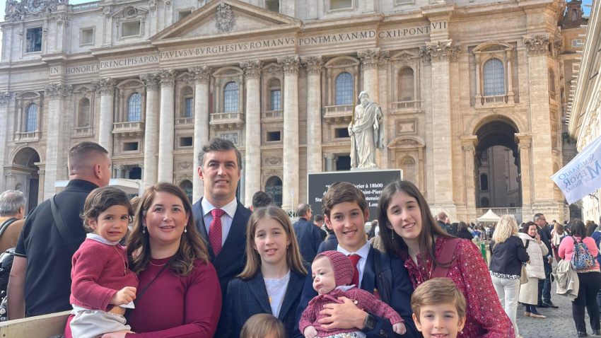 Familia de Nerea y Fernando al completo con sus siete hijos