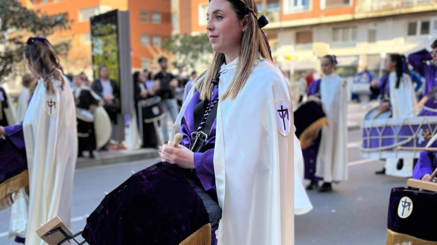 Raquel Trevijano, al frente de la Banda de Música de la Cofradía El Descendimiento