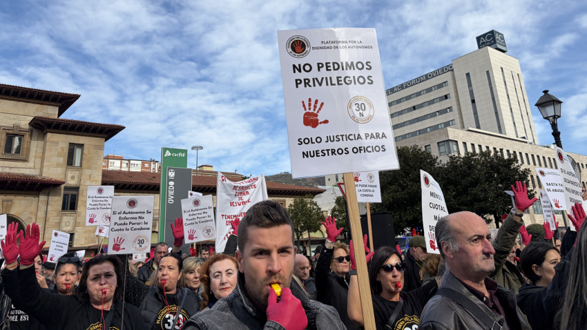 En torno a un millar de autónomos se manifiestan en Oviedo