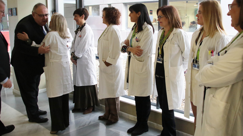 El consejero de Sanidad, Alejandro Vázquez Ramos, visita el nuevo equipamiento tecnológico del Complejo Asistencial Universitario de León