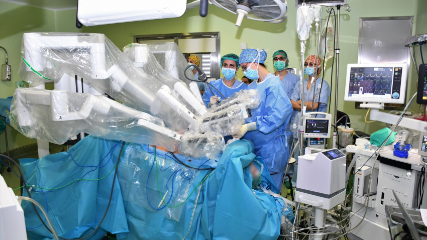 Imágenes de la primera intervención que se realizó en los quirófanos del Hospital Río Carrión el pasado 28 de enero.