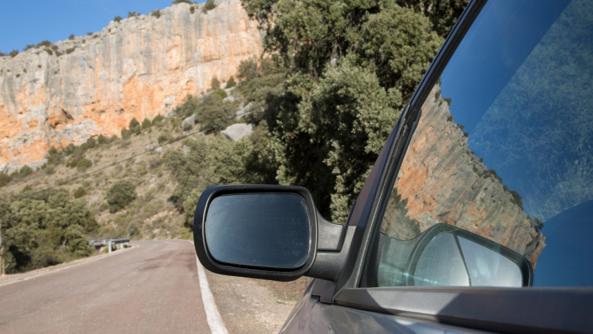 Retrovisor de coche en la carretera en un paisaje de cañones; Nuevalos, Aragón