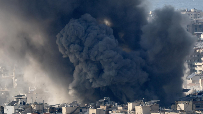 Vista de la columna de humo tras un ataque aéreo israelí en Bourj Al Barajneh, en los suburbios del sur de Beirut, Líbano