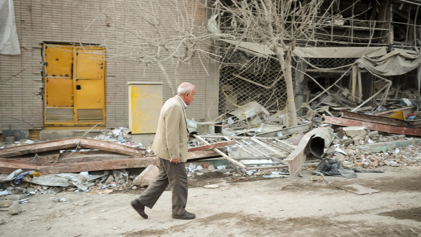 Un hombre camina este lunes entre las ruinas de un edificio bombardeado en la noche del 26 de marzo en un ataque israelí-estadounidense en plaza Nilufar en el este de Teherán (Irán)