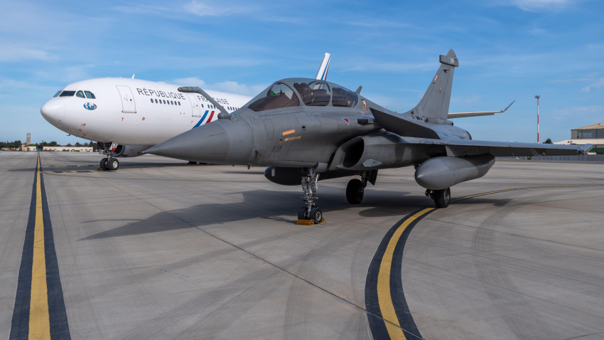 Istres, Francia. Un Rafale se exhibe en la pista de la base aérea.