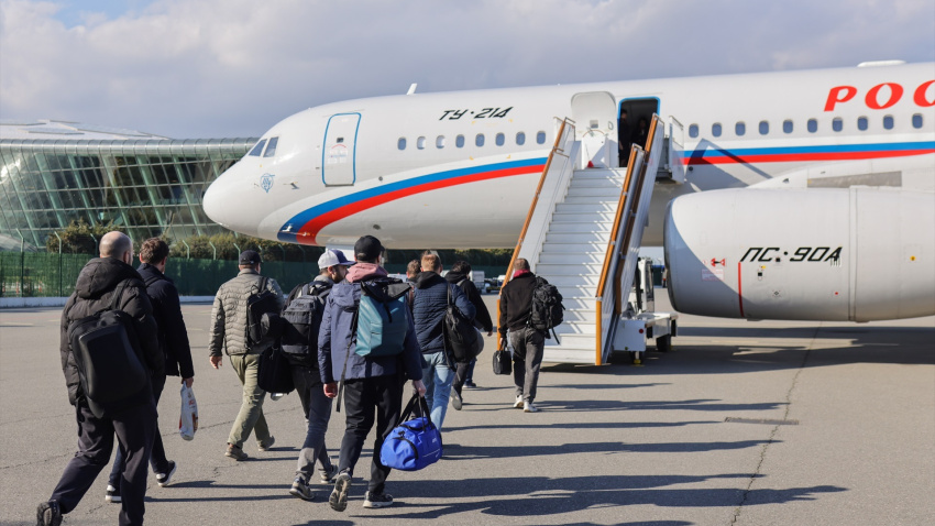 Azerbaiyán, Bakú: Ciudadanos rusos que regresan de Irán abordan un avión en un aeropuerto.