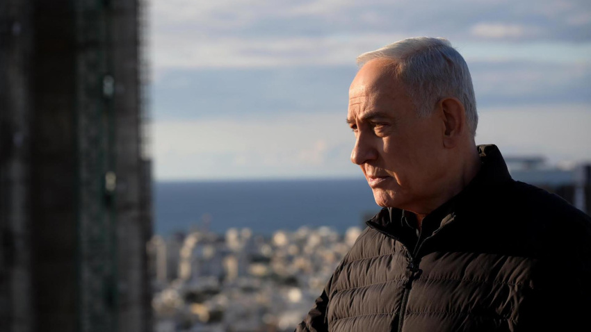 Una fotografía proporcionada por la Oficina de Prensa del Gobierno de Israel (GPO) muestra al Primer Ministro israelí, Benjamin Netanyahu, pronunciando un discurso desde el tejado del Kirya en Tel Aviv, Israel.