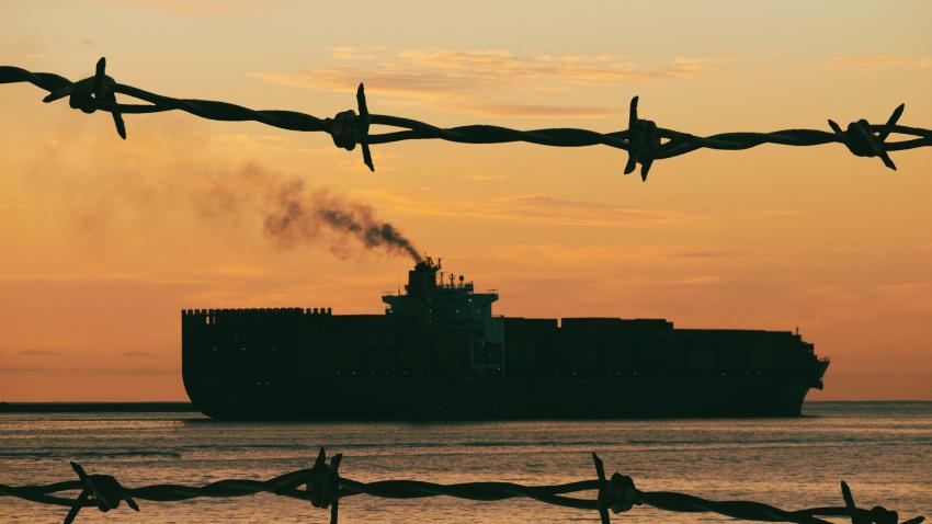 Buque portacontenedores al amanecer. Mar Rojo, Oriente Medio, transporte marítimo, ataques hutíes... comercio mundial, conflicto, Yemen, Irán.