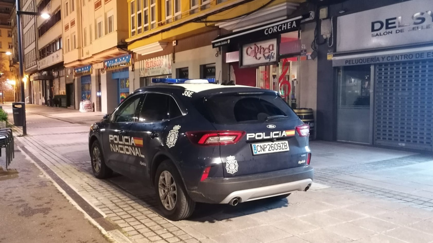 Un vehículo policial ante el local tras el robo