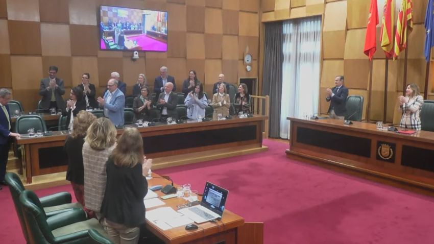 Julio Calvo, a la izquierda, recibiendo el aplaudo del resto de la corporación