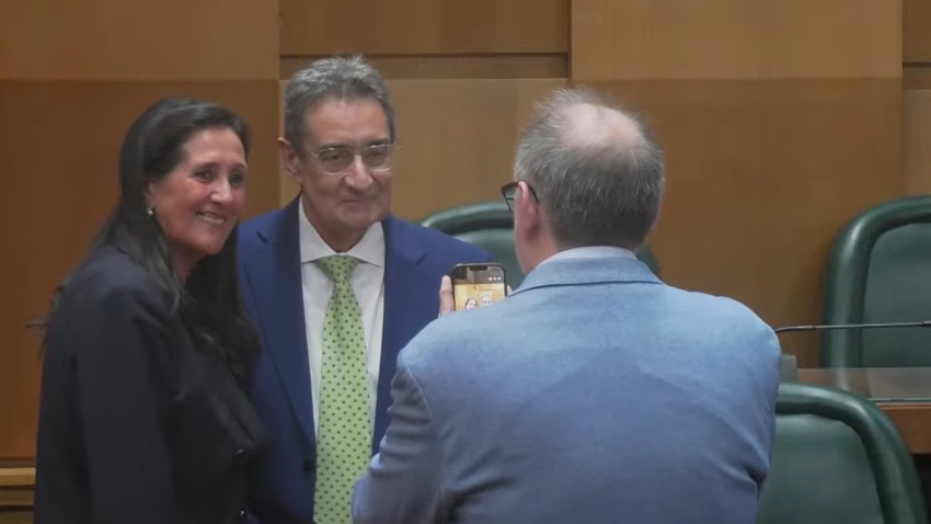 Julio Calvo, momentos antes del Pleno, despidiéndose de los concejales del PP Elena Espinosa y Alfonso Mendoza