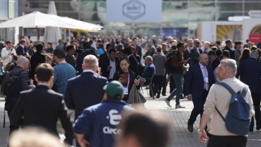 Decenas de personas durante la primera jornada del Mobile World Congress Barcelona 2026